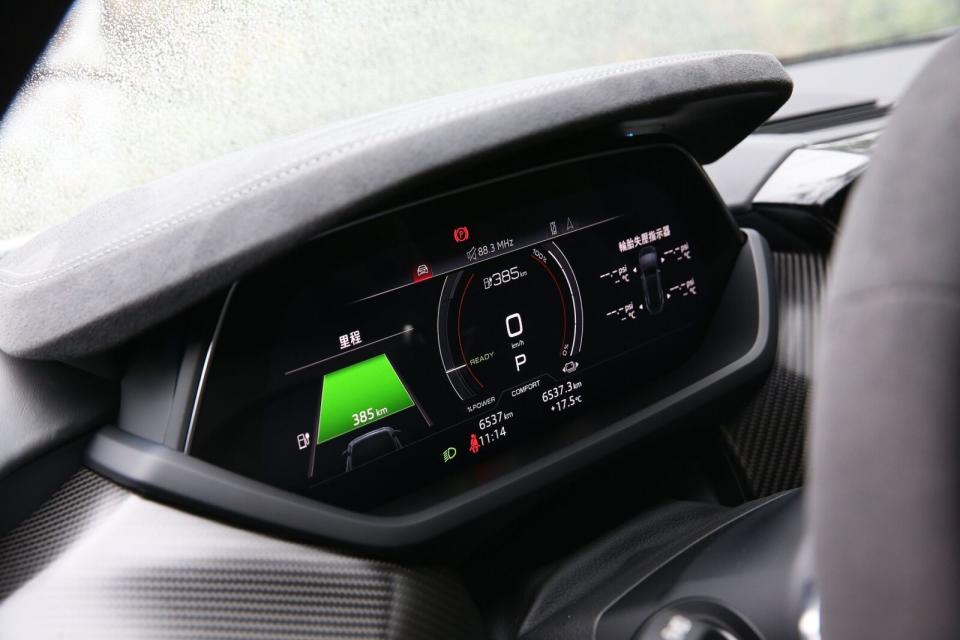 12.3吋Audi全數位虛擬駕駛座艙plus可選擇經典、運動化或e-tron Sport等三種駕駛介面模式，隨時變換截然不同的情境。