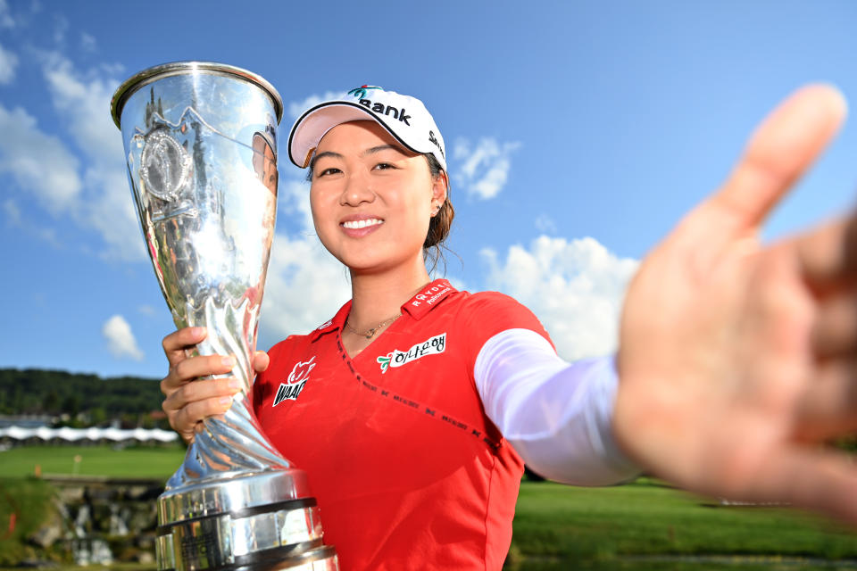 Seen here, Minjee poses with her first major golf trophy.