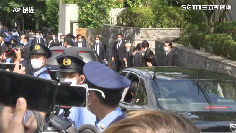 安倍晉三遺體回到東京，住家外被警力、媒體包圍。（圖／AP授權）
