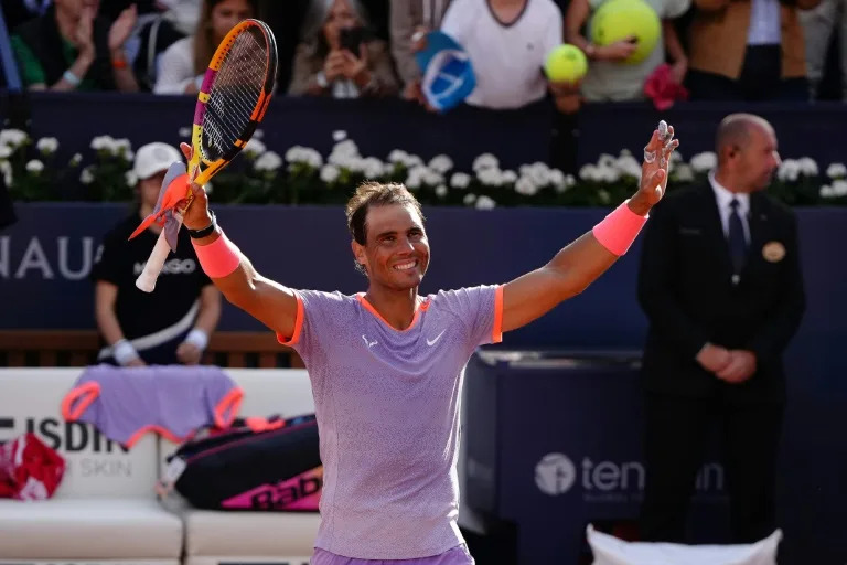 El tenista Rafa Nadal celebra su victoria sobre Flavio Cobolli en la primera ronda del torneo Conde de Godó de Barcelona, donde volvía al circuito ATP tras su lesión, el 16 de abril de 2024 (Pau Barrena)