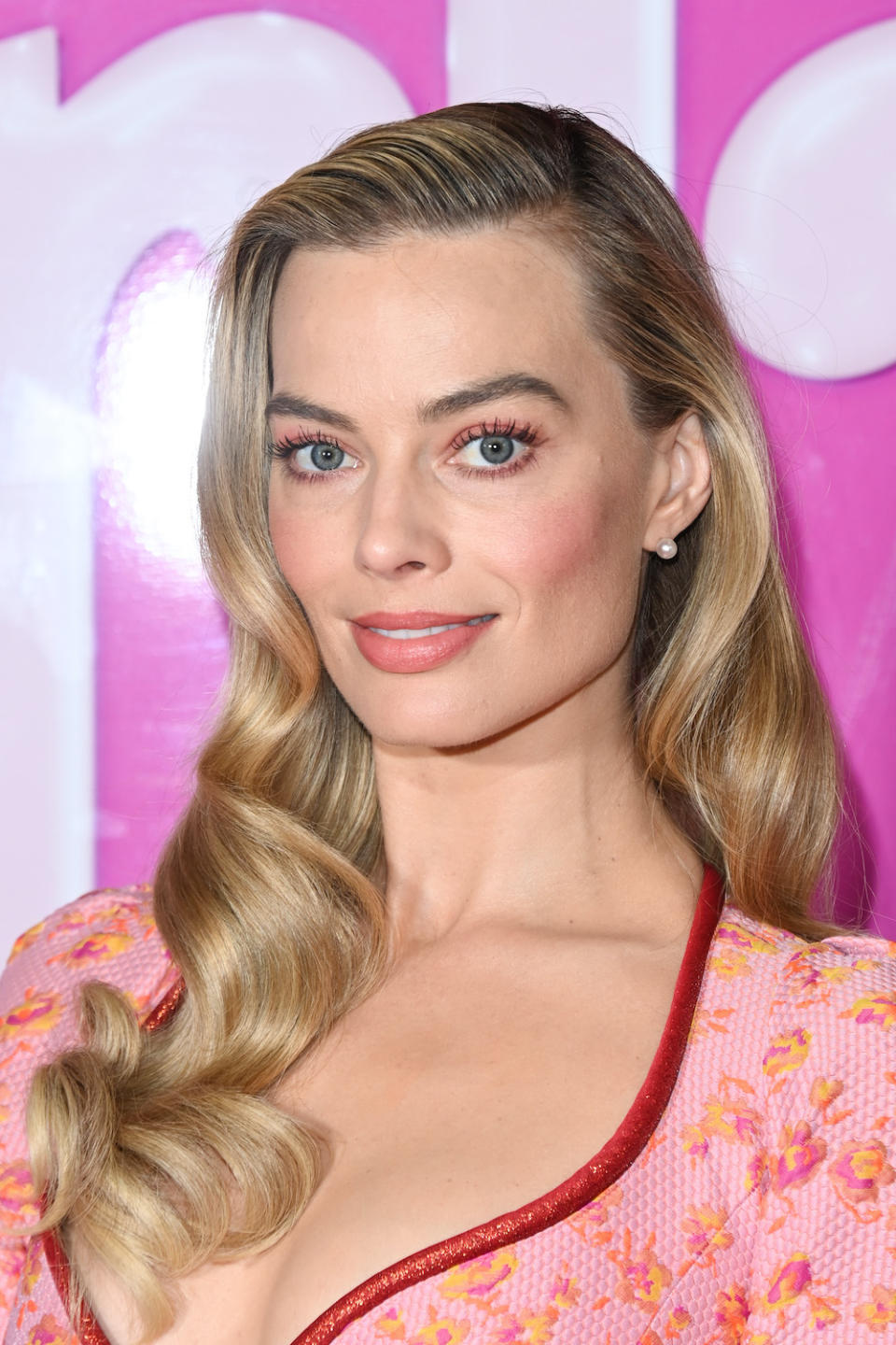 <p> The side parting with a coiffed front section works on everything from chin length hair to longer styles. Actress Margot Robbie's look is a great example on particularly long hair, while still featuring that slightly slicked over side parting. </p>