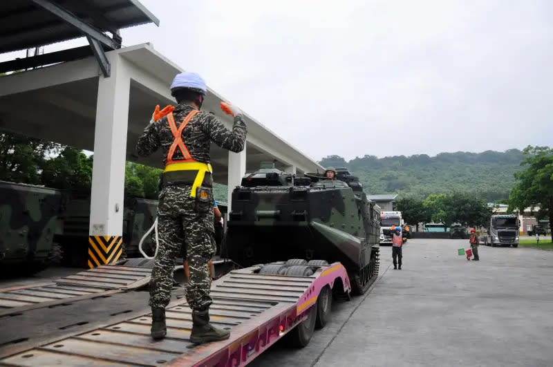 ▲海軍陸戰隊兩棲突擊車（AAV7）完成整備及進駐，依令投入救災任務。（圖／海軍司令部提供）