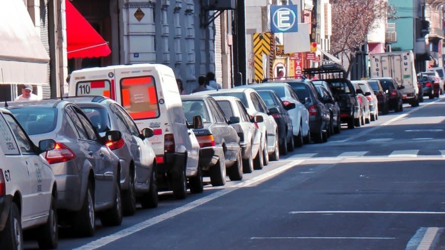 Salvo que un cartel diga lo contrario, se puede estacionar en las calles tanto del lado derecho como el izquierdo 