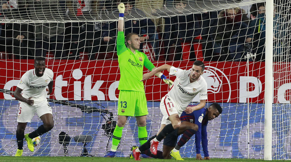 Sevilla's Pablo Sarabia, right, celebrates after scoring during a Spanish Copa del Rey soccer match between Sevilla and FC Barcelona in Seville, Spain, Wednesday Jan. 23, 2019. (AP Photo/Miguel Morenatti)