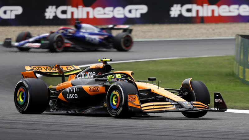 El McLaren de Lando Norris durante la clasificación al sprint del viernes en el GP de China de la F1