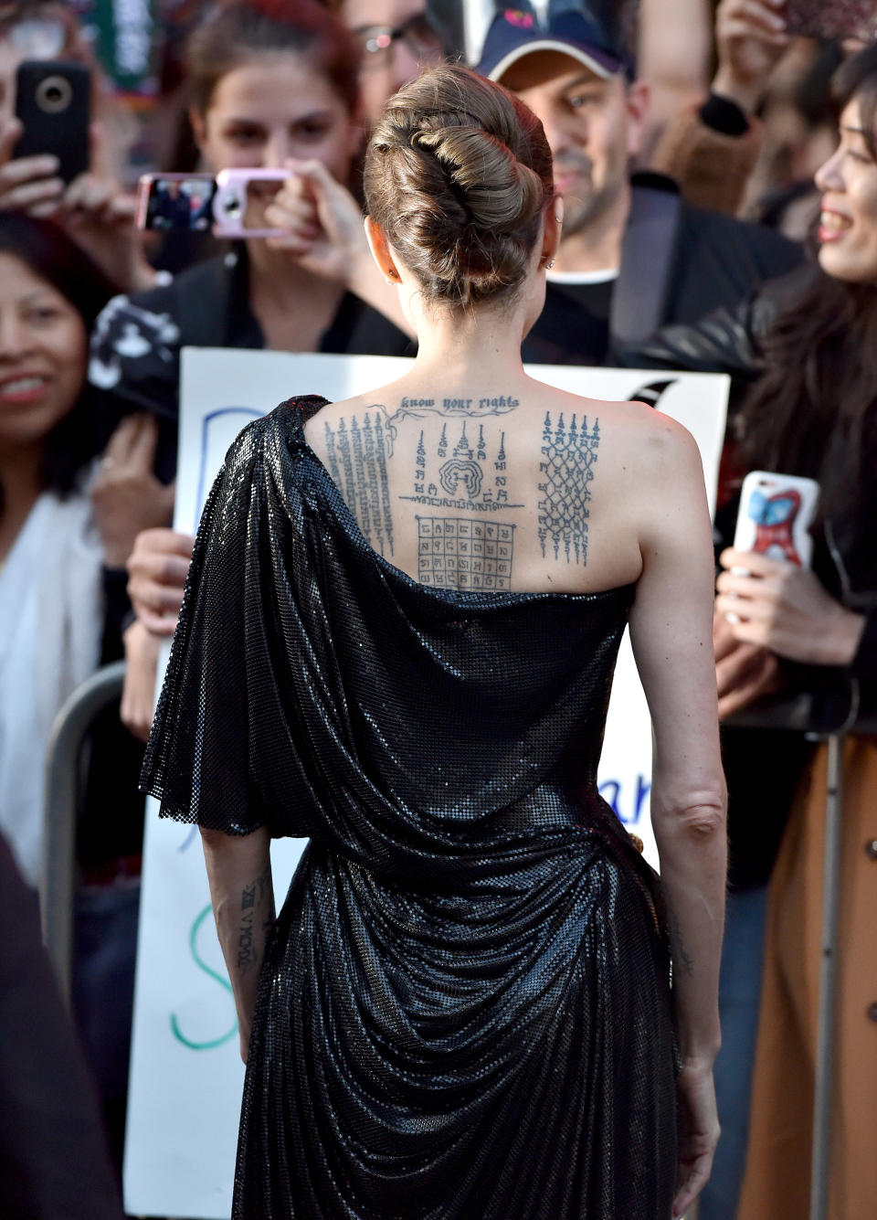 El escote trasero del vestido dejaba al descubierto algunos de los tatuajes que nuestra protagonista tiene en la espalda. (Foto: Axelle / Bauer-Griffin / Getty Images)