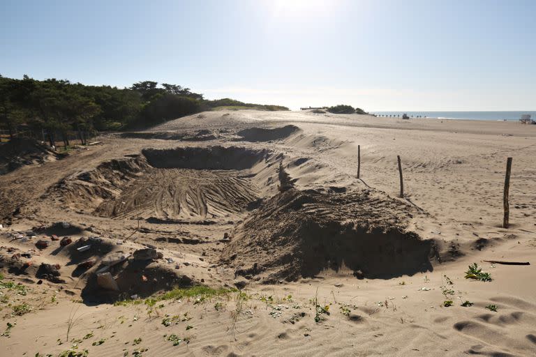 Los vecinos denunciaron que no solo se demolieron las viejas instalaciones del camping, sino que también fue retirada una importante cantidad de arena que era parte del frente de médanos