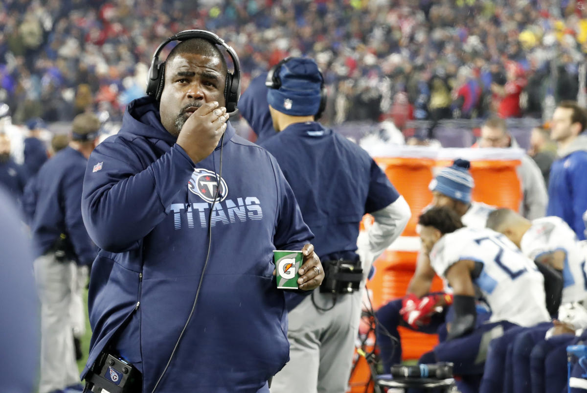 January 7, 2023: Tennessee Titans head coach Mike Vrabel walks of the field  after the Jacksonville Jaguars defeated the Tennessee Titans 20-16 to win  the AFC South Division in Jacksonville, FL. Romeo