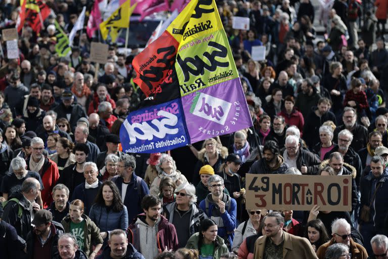 Manifestantes marchan en Nantes contra el decreto presidencial que pretende subir la edad jubilatoria en Francia