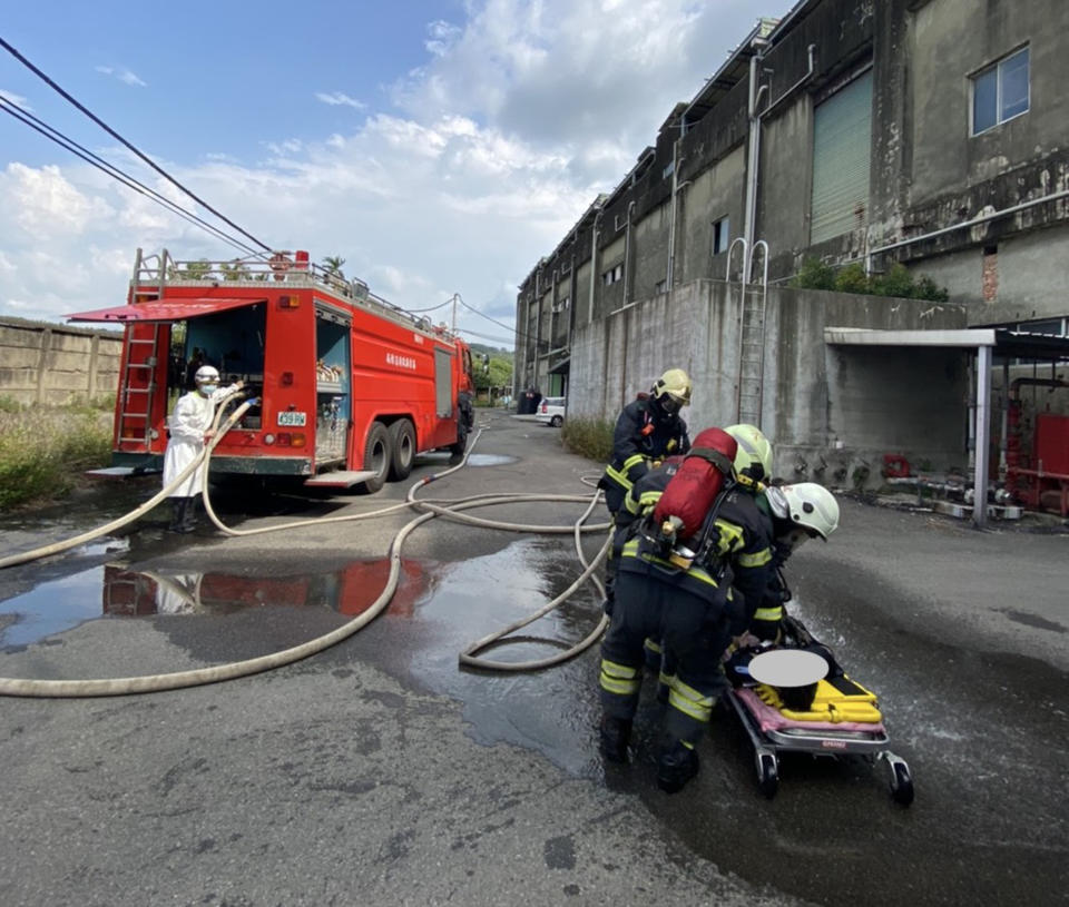 苗栗縣頭份市中華路一間工廠實驗室19日發生液態氨鋼瓶爆炸意外，3名員工燒灼傷送醫，其中1人到院前無呼吸心跳，經搶救宣告不治。（民眾提供）