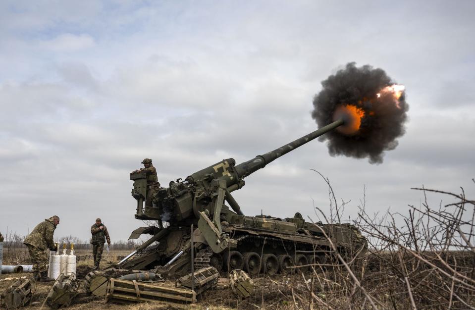 Ukrainian troops fire an 2S7 Pion howitzer near Bakhmut