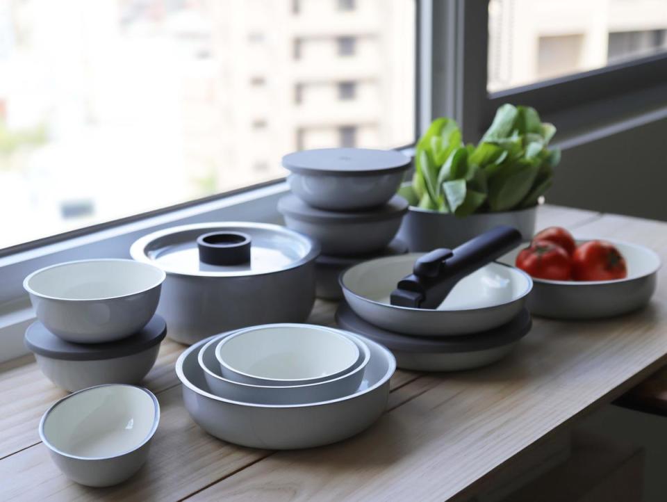 為JIA品家家品設計的「虹彩鋼 賞味」系列，讓食器得以在不同功能間自在切換。（JIA品家家品提供）