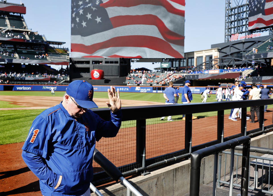 New York Mets manager Buck Showalter acknowledges fans before going to the dugout, before the start of baseball game against the Philadelphia Phillies, Sunday, Oct. 1, 2023 in New York. (AP Photo/Noah K. Murray)