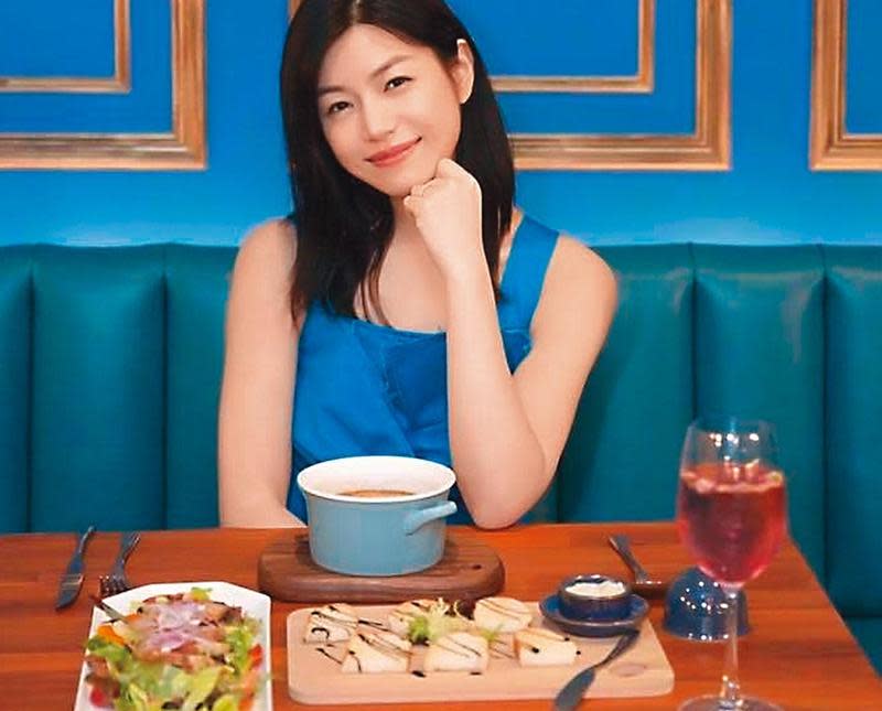 陳妍希曾在臉書幫陳爸爸的店「星Bar餐酒館」宣傳，像代言人一樣拍了不少照片推薦美食。