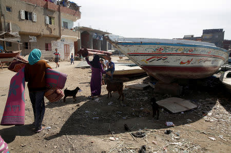 Women of Egypt's Nile Delta village of El Shakhluba carry their carpets to the canal, in the province of Kafr el-Sheikh, Egypt May 5, 2019. Picture taken May 5, 2019. REUTERS/Hayam Adel