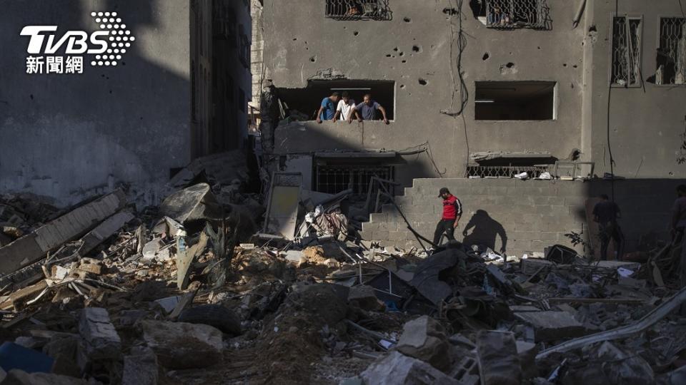 巴勒斯坦民眾在廢墟中躲避以軍空襲（圖／達志影像美聯社）
