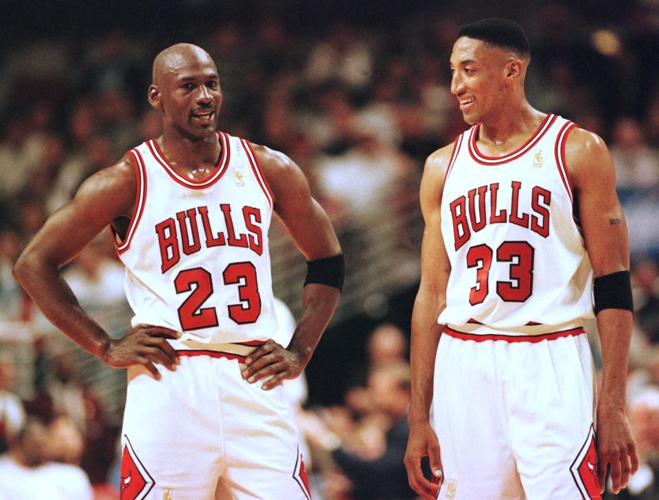 CHICAGO, ESTADOS UNIDOS: Michael Jordan (izq) y Scottie Pippen (der) de los Chicago Bulls hablan durante los minutos finales del partido de la Final de la Conferencia Este de la NBA contra el Miami Heat en el United Center en  Chicago, Illinois. AFP FOTO/VINCENT LAFORET (via Getty Images)