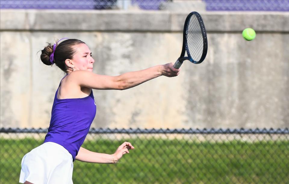 Everly Clark de Bloomington South golpea un golpe de derecha durante su partido de dobles No. 1 contra Bloomington North durante el partido de tenis en South el jueves 25 de abril de 2024.