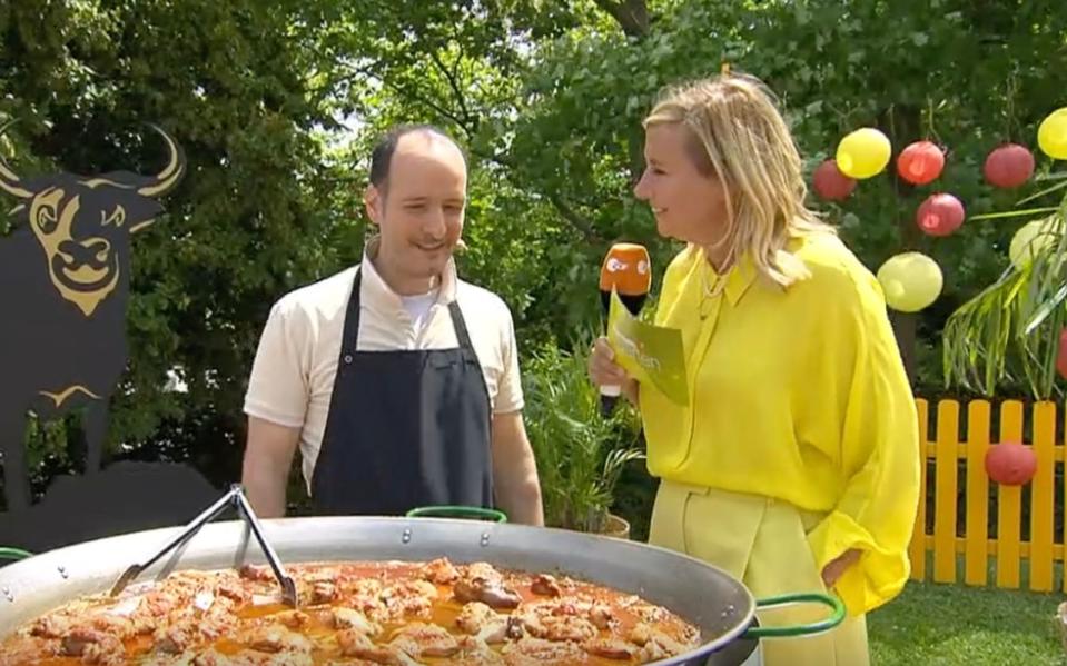 "Wir brauchen Geruchsfernsehen!" Andrea Kiewel war von der Paella von Mario Furlanello, dem Dritten der Paella-Weltmeisterschaften 2022, restlos begeistert. (Bild: ZDF)