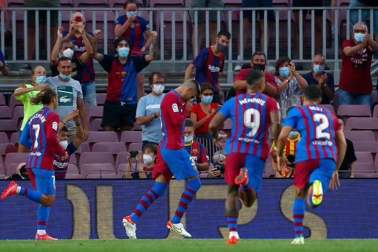 Gerard Piqué festeja el primer gol de Barcelona en la Liga actual ante Real Sociedad 