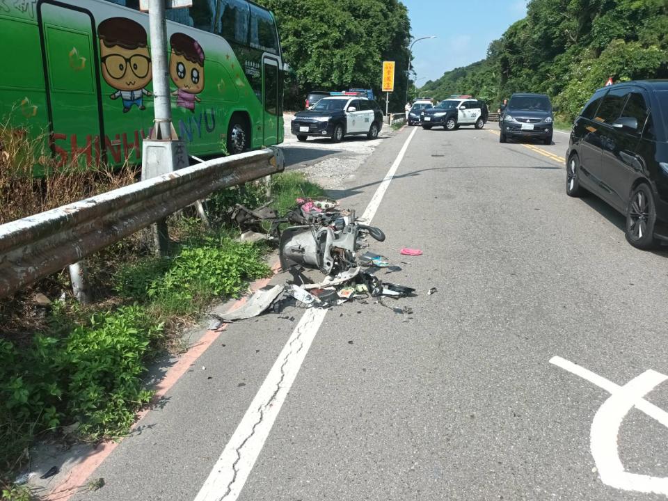 轎車車頭全毀，機車則被撞成碎片。（圖／東森新聞）