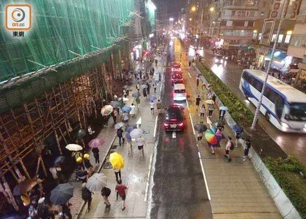  部分示威者和街坊在欽州街聚集。(蔡高華攝)