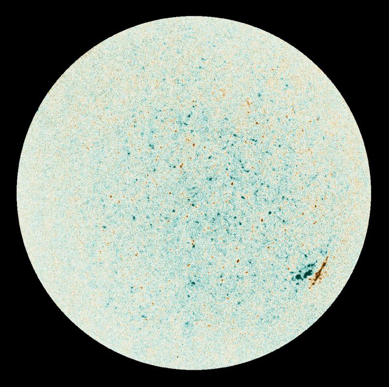 Mapa de las propiedades magnéticas del Sol basado en datos del Polarimetric and Helioseismic Imager (PHI) en la nave espacial Solar Orbiter de la NASA / ESA tomada el 18 de junio de 2020 y publicada por la ESA el 16 de julio de 2020