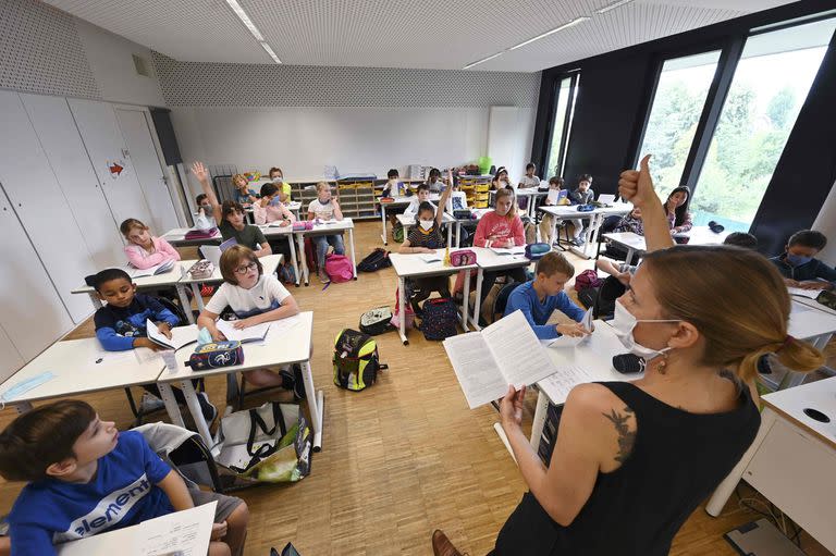 Una maestra da clases en una escuela de Estrasburgo. (FREDERICK FLORIN / AFP)