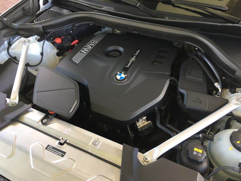 新BMW X4 xDrive30i、X4 xDrive20i搭載新世代BMW TwinPower Turbo直列四缸渦輪增壓汽油引擎。