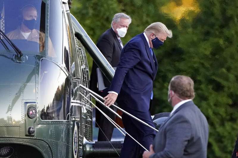 10月2日，美國總統川普在公布確診新冠肺炎之後首度現身，搭乘直升機就醫。（AP）