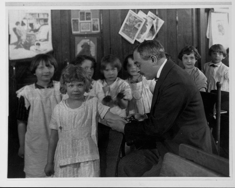 Béla Schick junto a unos niños