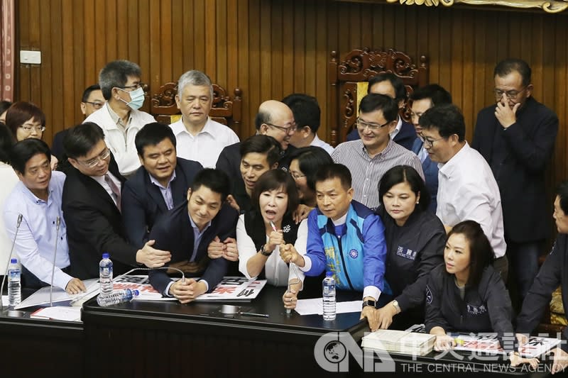 民進黨立院黨團有意將行政院版「勞動基準法部分條文修正草案」在17日院會一讀付委，結果在國是論壇後，國民黨團占據主席台，遭民進黨團強行趕下主席台，雙方發生拉扯。(中央社)