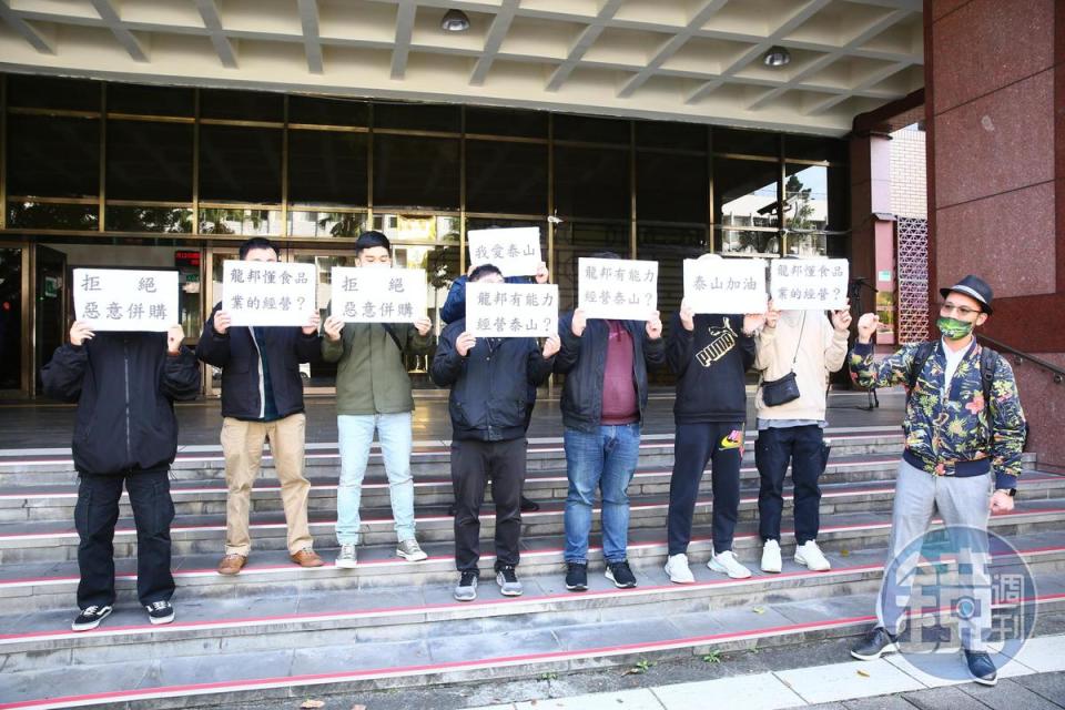 今日詹皓鈞赴台北地檢署遞狀告發，現場也有不少員工出面聲援，希望公司派可以拒絕惡意併購。