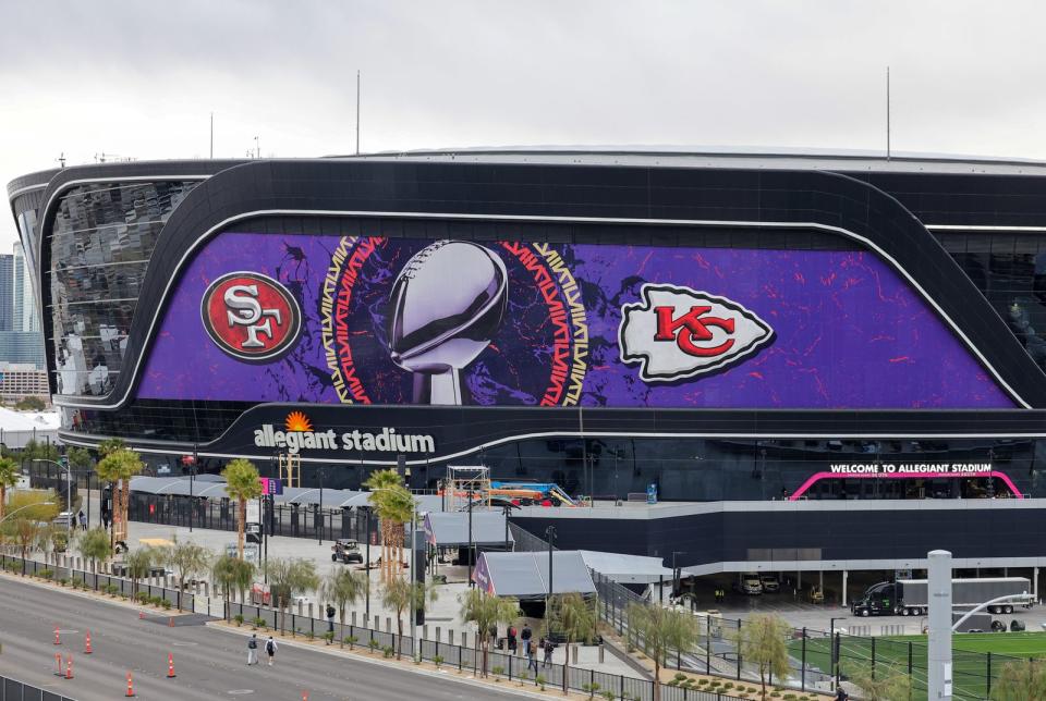 Das Spiel um die Vince-Lombardi-Trophy wird diese Jahr im Allegiant Stadium im Süden von Las Vegas ausgetragen. Regulär fast es 65.000 Zuschauer und ist die Heimat der Las Vegas Rams.  (Bild: 2024 Getty Images/Ethan Miller)