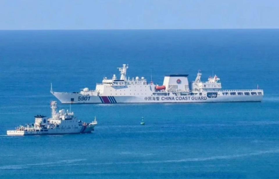 中國多次使用海警船隻與漁船配合，封鎖外國艦艇進入特定海域以宣稱主權。圖為中國海警 5901 艦。 圖：擷自中國軍事評論「河東三叔」