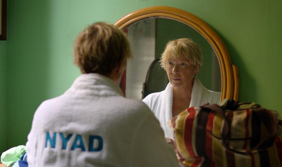 En esta imagen proporcionada por Netflix, Annette Bening como Diana Nyad en una escena de la película "Nyad". (Netflix vía AP)