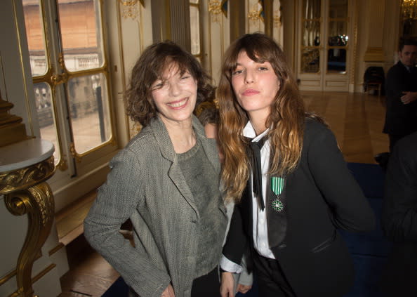 <p>Les trois filles de Jane Birkin (Kate Barry, Charlotte Gainsbourg et Lou Doillon) lui ressemblent beaucoup. Mais Lou est vraiment son portrait craché.<br> Crédit photo : Getty Images </p>