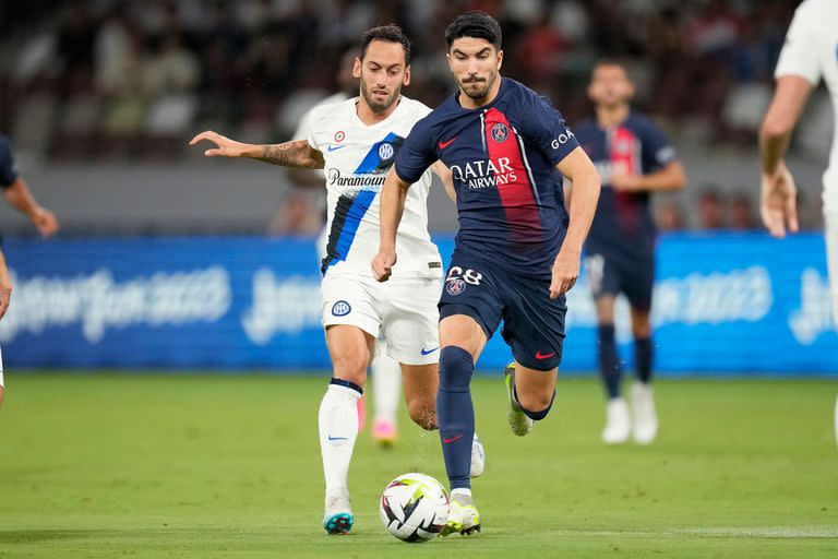 Carlos Soler conduce la pelota, seguido por Hakan Çalhanoğlu; PSG, el campeón de Francia, no ganó ninguno de sus tres amistosos de pretemporada en Japón.