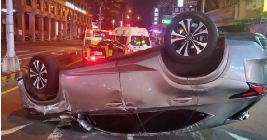 台中北屯區發生車禍，陳女駕車自撞分隔島，四輪朝天翻覆，車身受損嚴重幾乎快報廢。（圖／翻攝畫面）