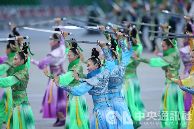 2017世界大學運動會19日晚間在台北田徑場開幕，開幕表演揉合傳統武術等元素，精彩吸睛（中央社）