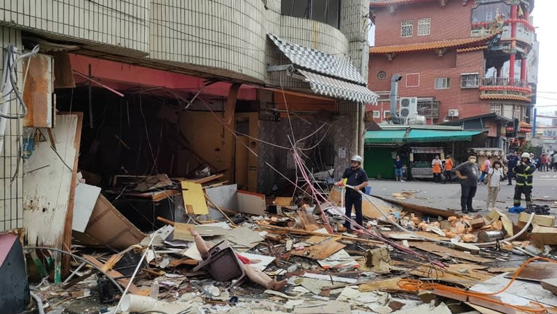 苗栗縣苗栗市天雲街一間牛肉麵店，3日上午不明原因氣爆，現場一片狼籍。
（中央社／民眾提供）