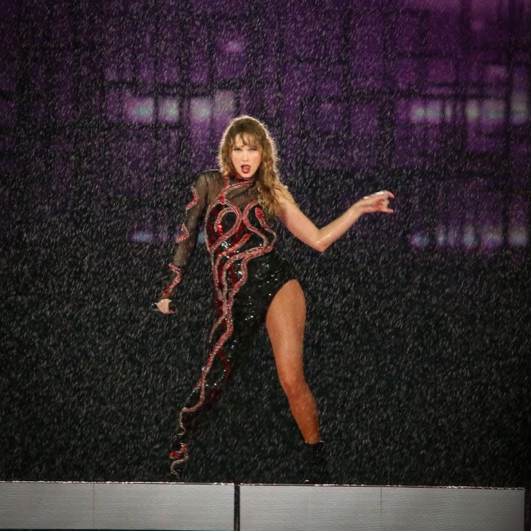 Taylor Swift brindó su segundo concierto bajo la lluvia y hoy por la noche tendrá cita su tercer y último show en Río de Janeiro