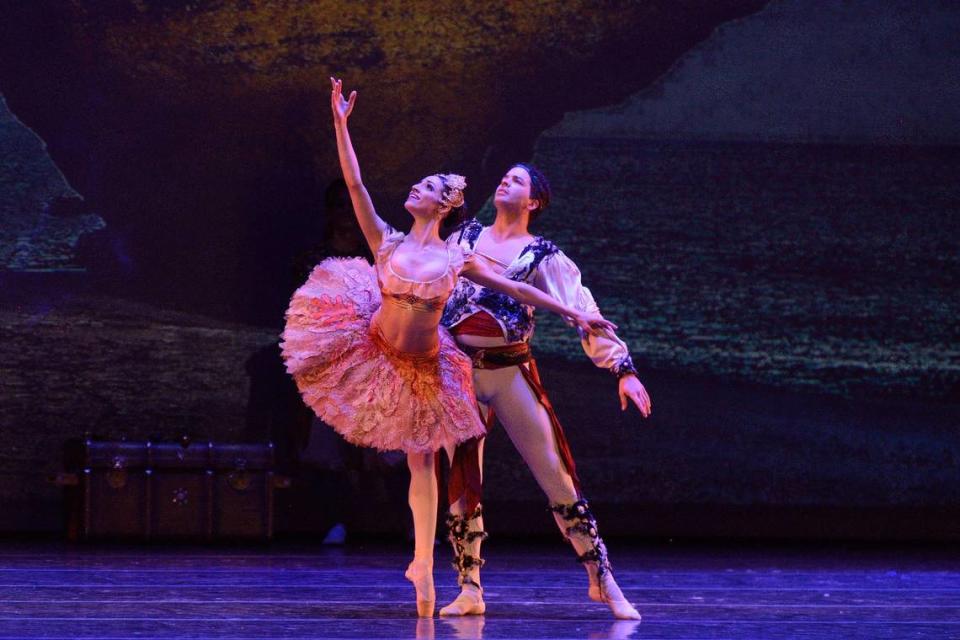 Marizé Fumero y Arionel Vargas en “Le Corsaire”. Foto Simon Soong/Cortesía Ballet Clásico Cubano de Miami