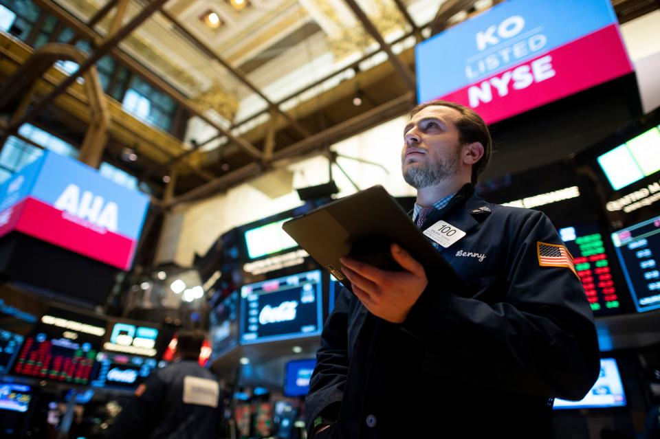 Un broker de la Bolsa de Nueva York mira las cotizaciones. Foto: JOHANNES EISELE/AFP via Getty Images.