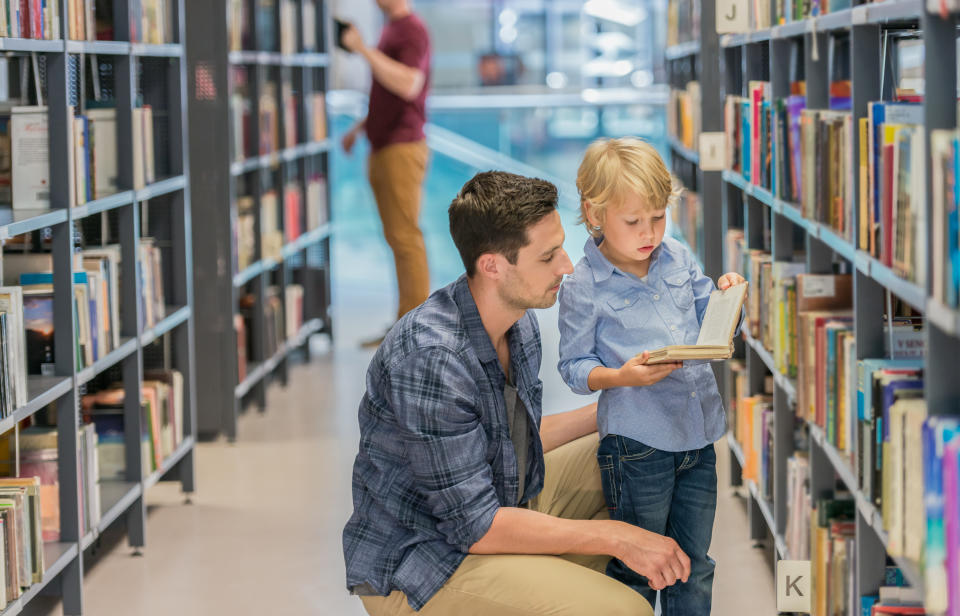 Besonders für Familien ist ein Besuch in der Bibliothek eine tolle Freizeitbeschäftigung. (Symbolbild: Getty Images)