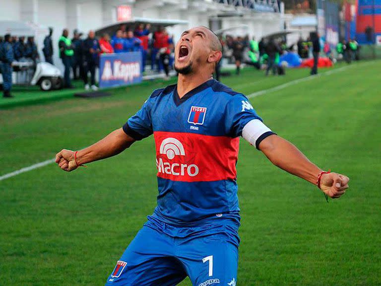 La cinta de capitán, el grito del gol al cielo con la camiseta que más quiere y en su casa.