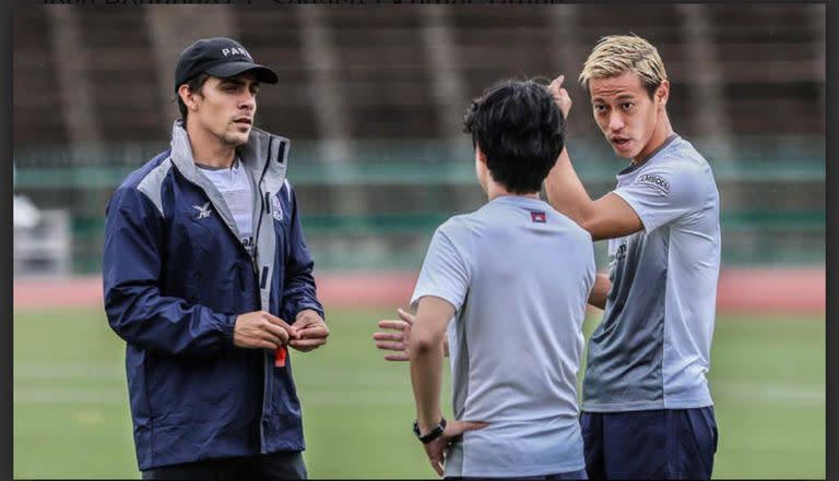 Félix Dalmas junto a Keisuke Honda