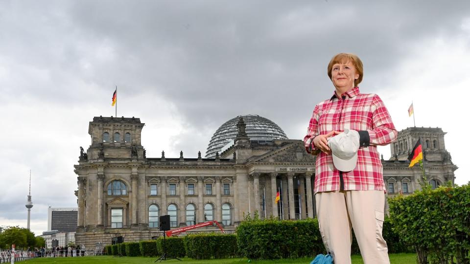 Die Wachsfigur von Bundeskanzlerin Angela Merkel (CDU) vor dem Reichstagsgebäude in Berlin.