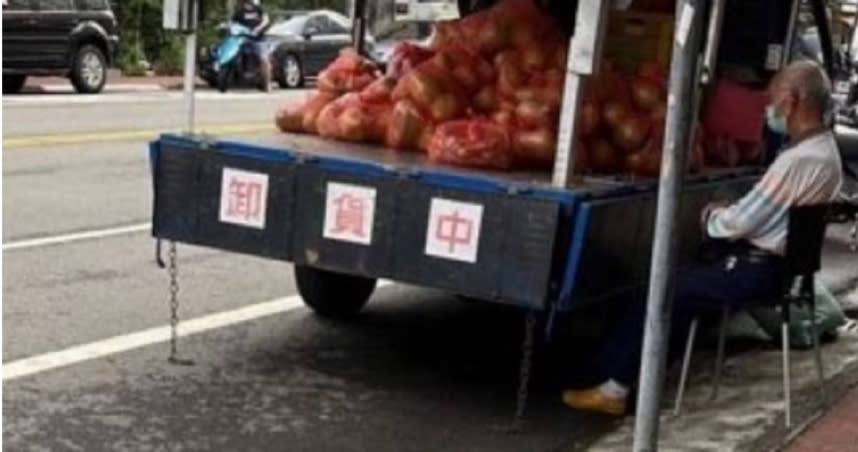 阿伯大熱天在路邊擺攤賣地瓜、柚子。（圖／翻攝自Dcard）