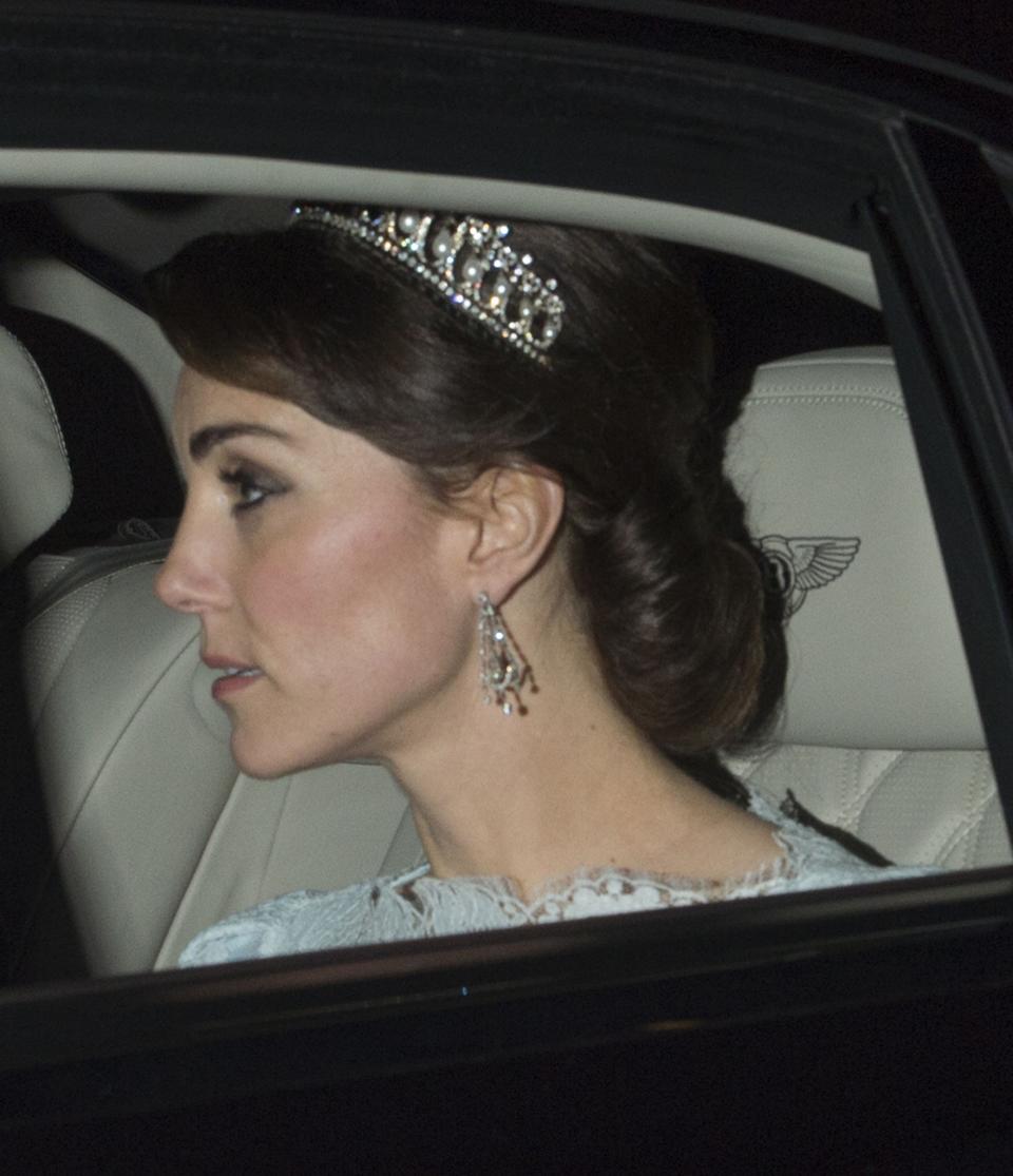 Por supuesto, el uso de la tiara de diamantes y perlas no ocurre sin la aprobación de la Reina Isabel y Kate la lució para el mismo evento en 2015. Getty